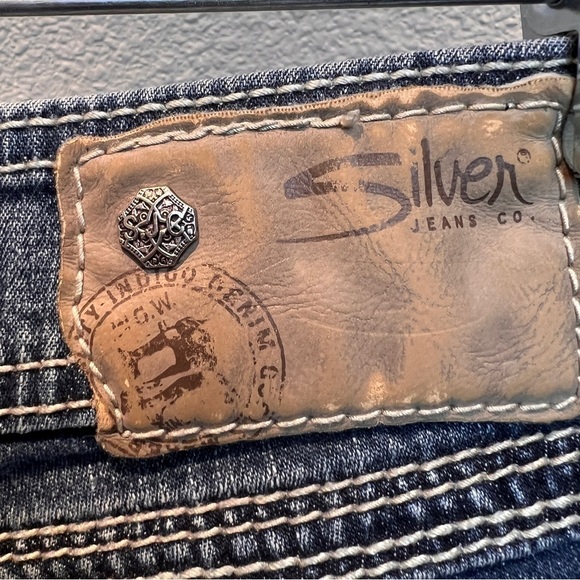SILVER JEANS SUKI SURPLUS CAPRIS. Dark Wash. Back Flap Pockets w/Buttons.Size 27 - Picture 2 of 8